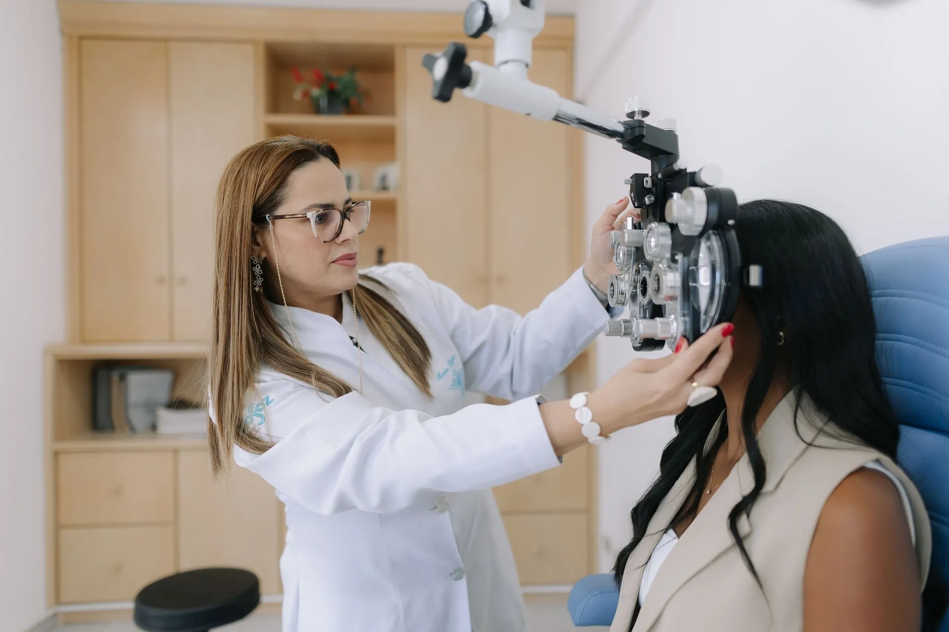 Optometrista realizando exame de vista em paciente na Óticas Descontão